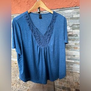 🌼$5🌼Curved hem lace top